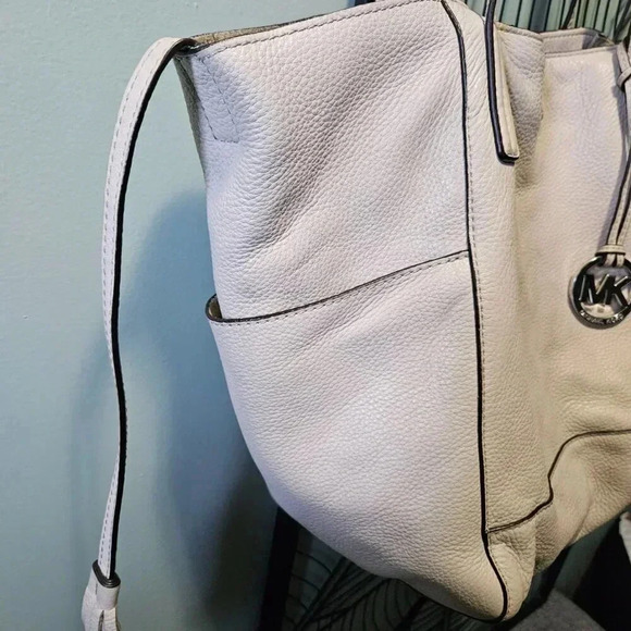 Michael Kors |  Slouchy Leather Beige Tote Bag - Picture 4 of 16